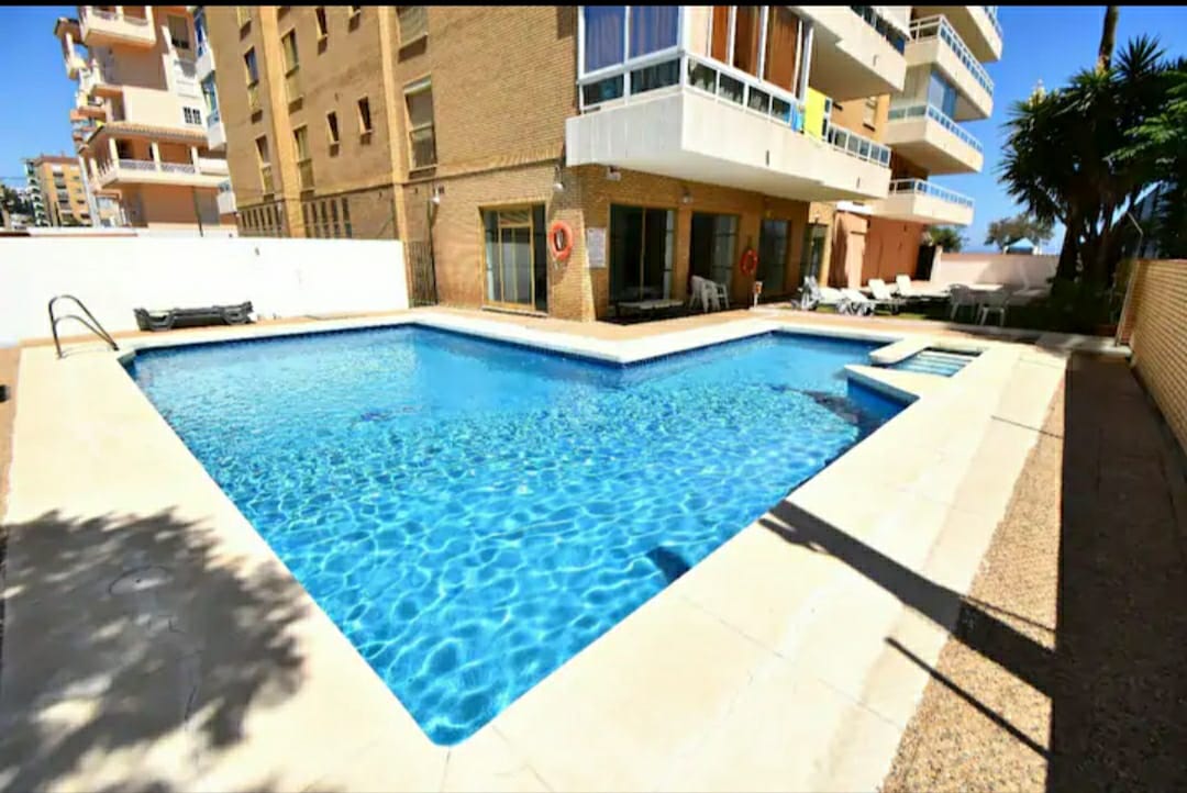 MEDIA  TEMPORADA .SE ALQUILA DESDE 1. 12 .26 -30.6.27  MAGNIFICO APARTAMENTO  EN 1ª LINEA DE PLAYA EN LOS BOLICHES ( FUENGIROLA)