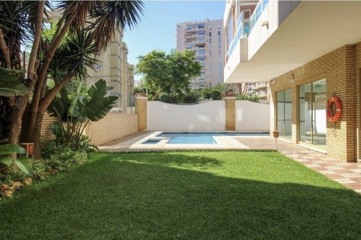 MEDIA  TEMPORADA .SE ALQUILA DESDE 1. 12 .26 -30.6.27  MAGNIFICO APARTAMENTO  EN 1ª LINEA DE PLAYA EN LOS BOLICHES ( FUENGIROLA)