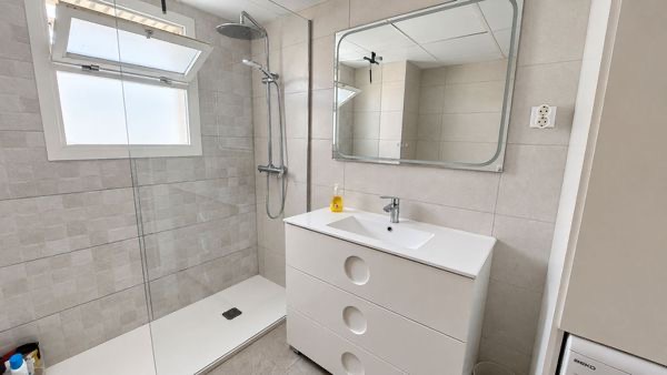 MEDIA  TEMPORADA .SE ALQUILA DESDE 1. 12 .26 -30.6.27  MAGNIFICO APARTAMENTO  EN 1ª LINEA DE PLAYA EN LOS BOLICHES ( FUENGIROLA)