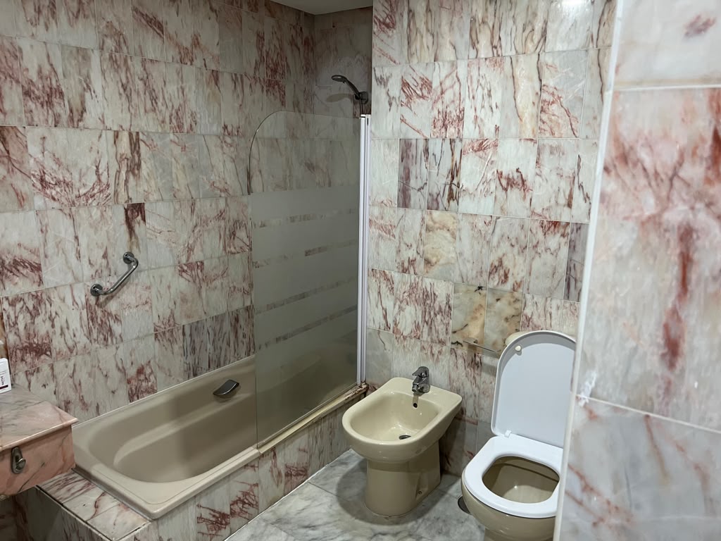 Media temporada SE ALQUILA desde Ahora  máximo 11 meses bonito apartamento con vistas al mar EN 1ª LINEA DE PLAYA EN BENALMADENA
