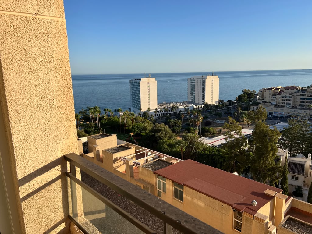 Media temporada SE ALQUILA desde Ahora  máximo 11 meses bonito apartamento con vistas al mar EN 1ª LINEA DE PLAYA EN BENALMADENA
