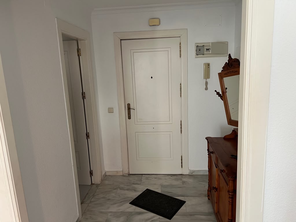 Media temporada SE ALQUILA desde Ahora  máximo 11 meses bonito apartamento con vistas al mar EN 1ª LINEA DE PLAYA EN BENALMADENA