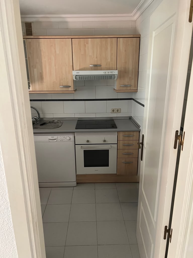 Media temporada SE ALQUILA desde Ahora  máximo 11 meses bonito apartamento con vistas al mar EN 1ª LINEA DE PLAYA EN BENALMADENA